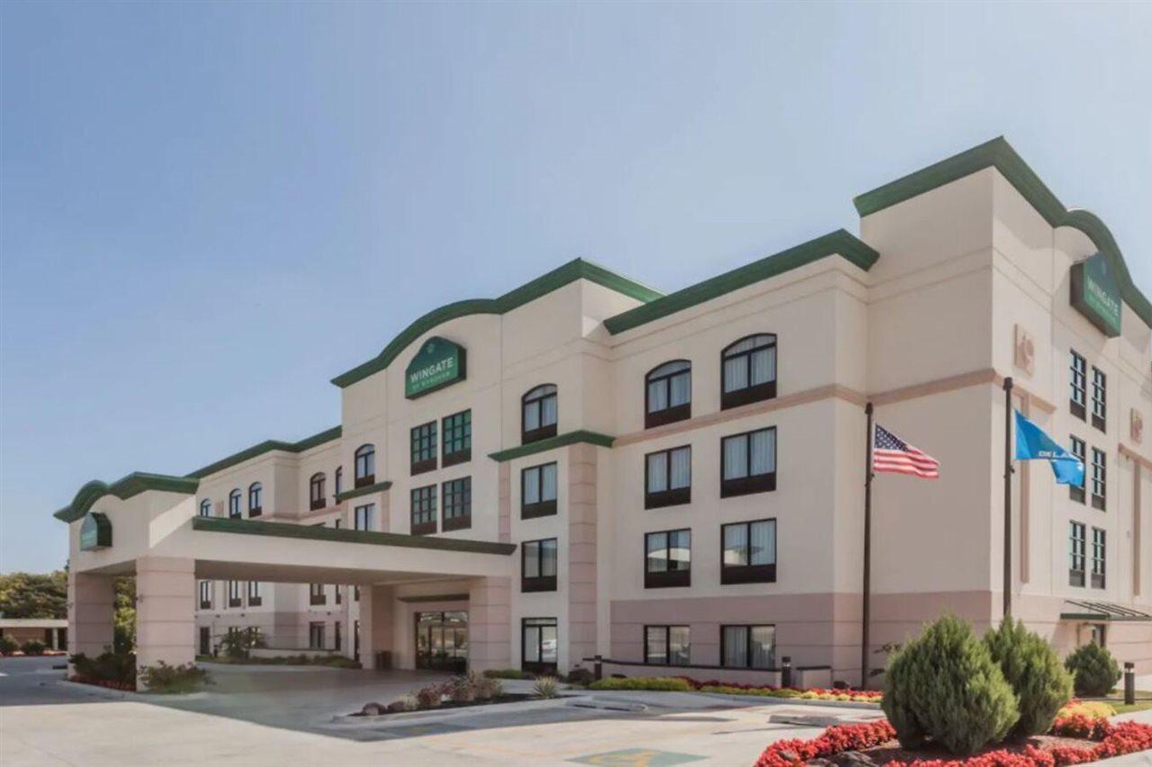 La Quinta Inn & Suites By Wyndham Tulsa Midtown Exterior photo