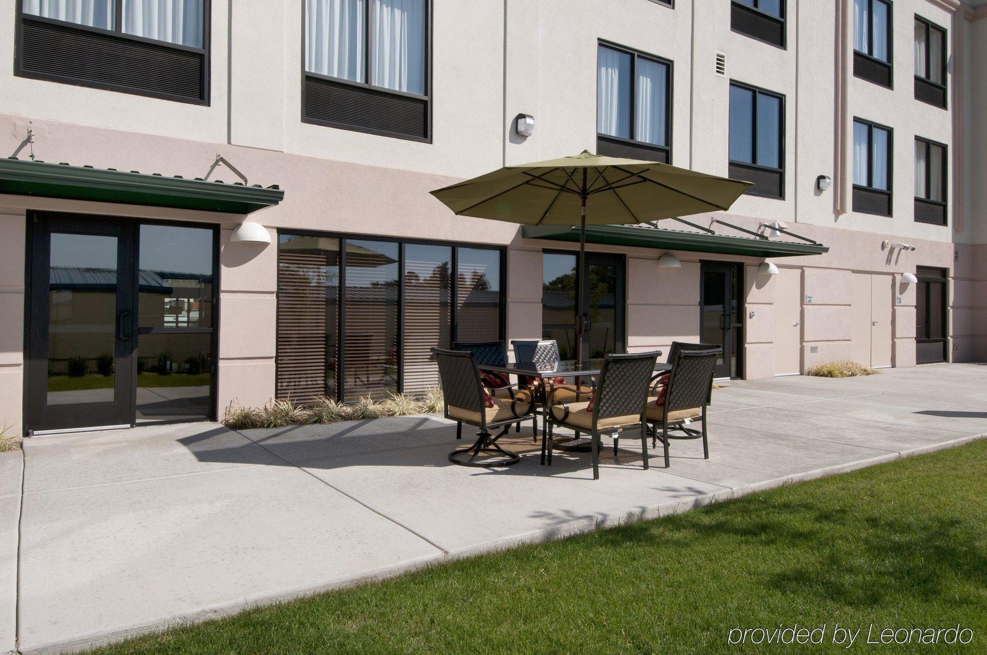 La Quinta Inn & Suites By Wyndham Tulsa Midtown Exterior photo